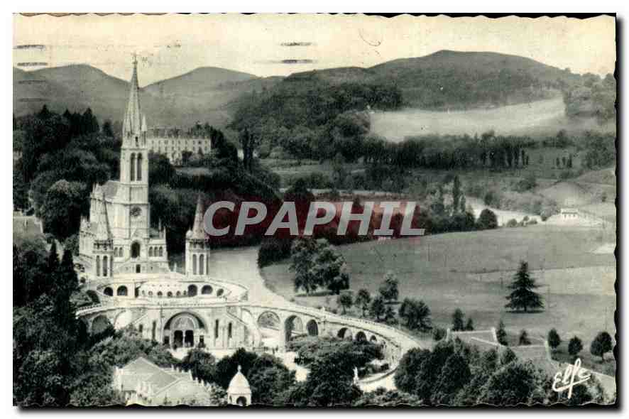 CPA Lourdes Vue plongeante sur la Basilique et la vallee du Gave 