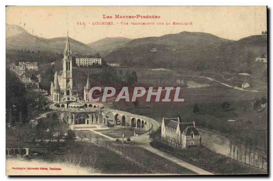 CPA Les Hautes Pyrenees Lourdes Vue plongeante sur la Basilique 