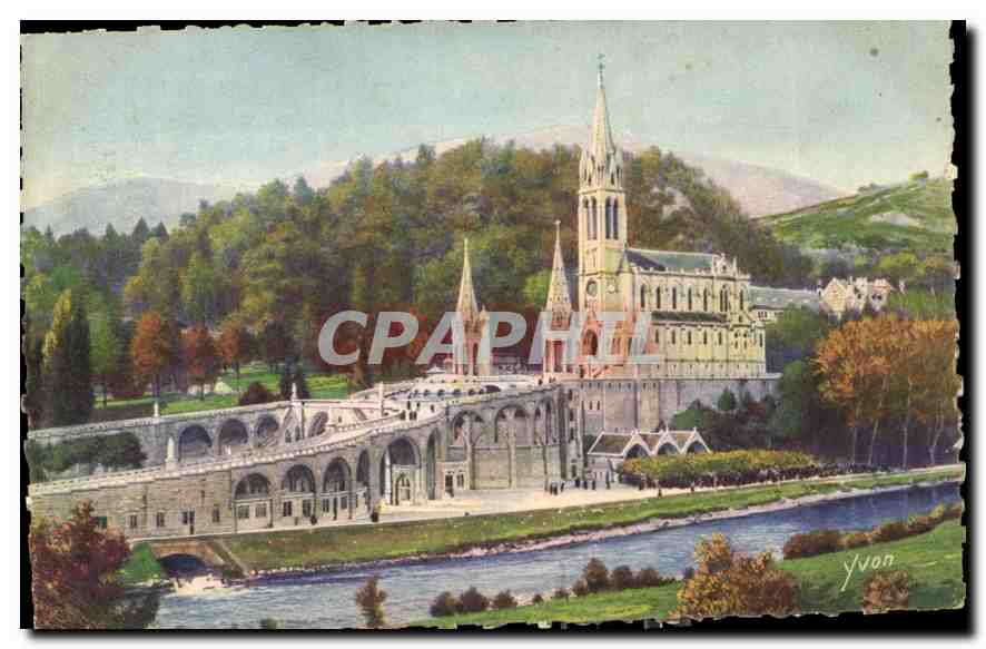CPA La Douce France Lourdes Hautes Pyrenees La Basilique et le Gave de Pau 
