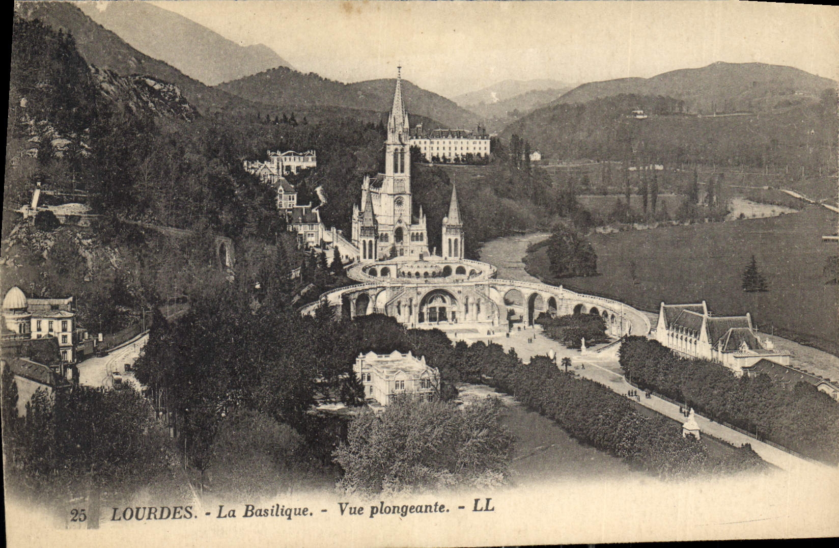 CPA Lourdes La Basilique Vue plogeante 