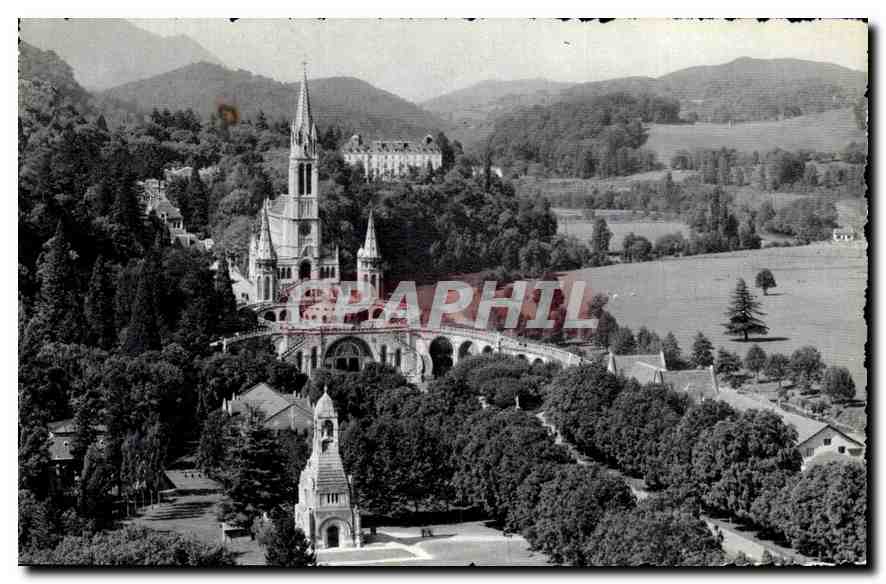 CPA Lourdes Le Monument aux Morts et la Basilique 