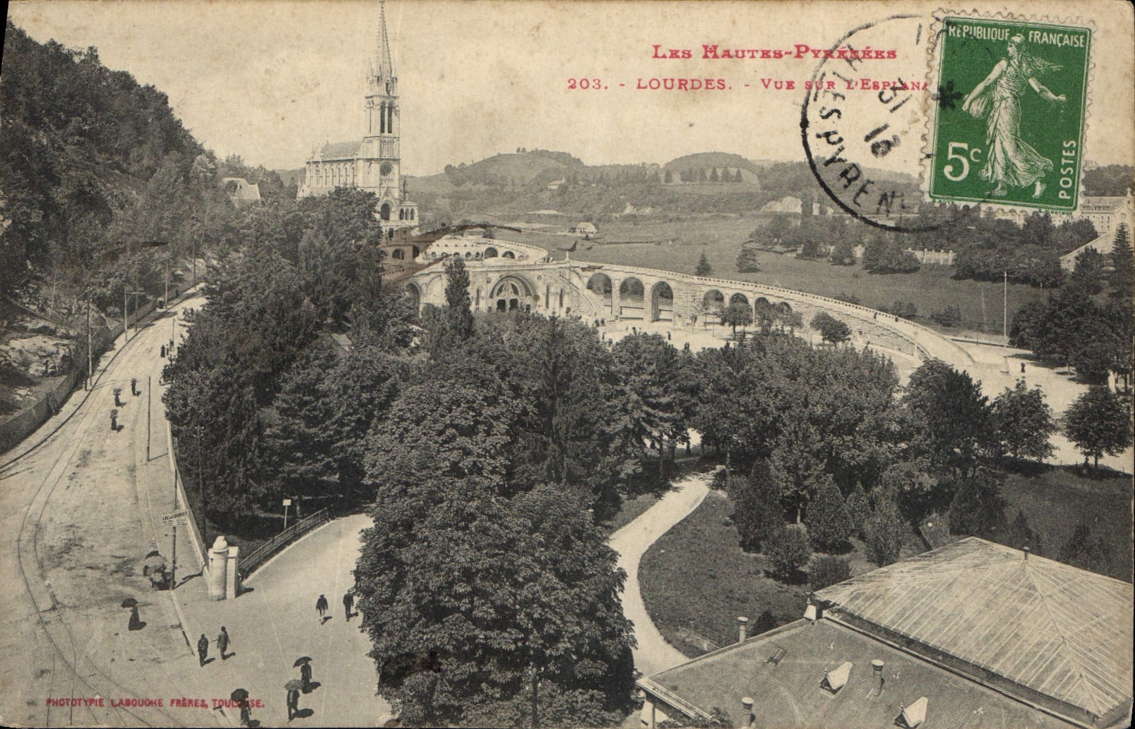 CPA Les Hautes Pyrenees Lourdes vue sur l'Esplanade 