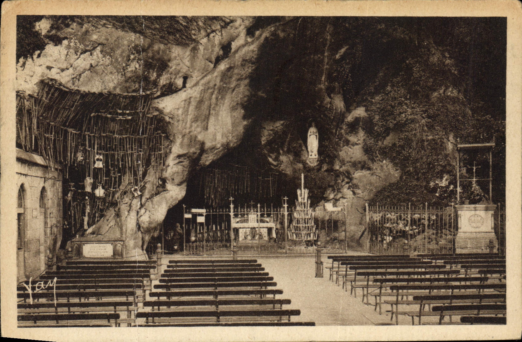 CPA Lourdes La Grotte Miraculeuse 
