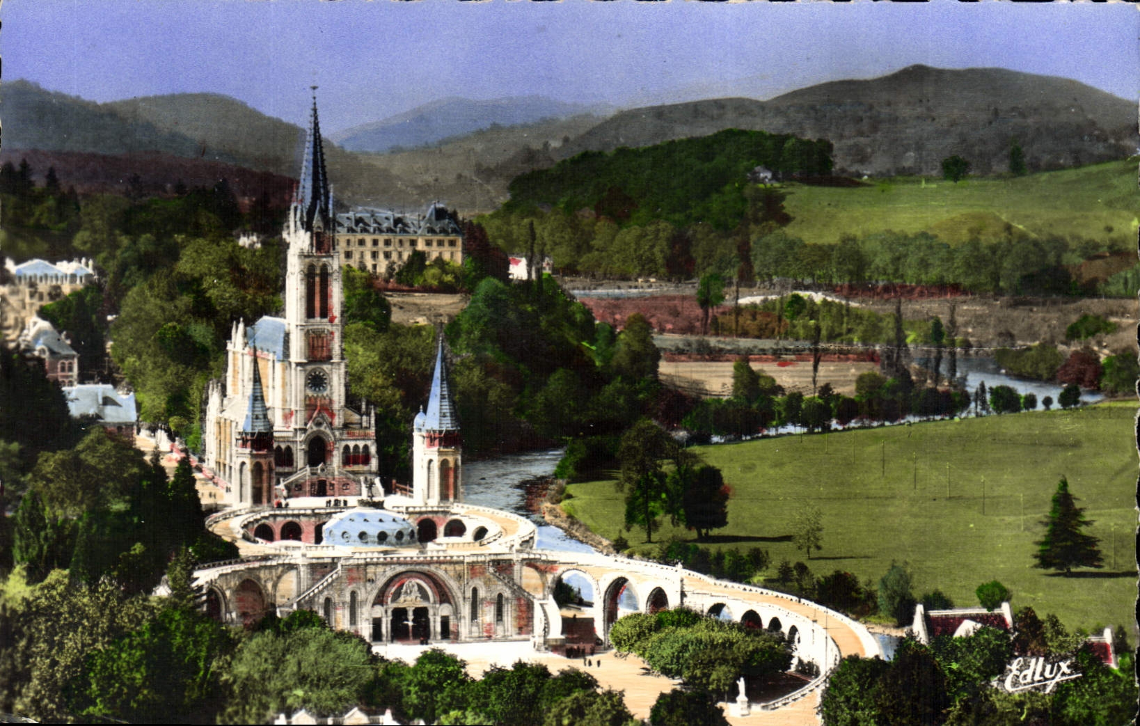 CPA Lourdes La Basilique vue du Chateau Fort 