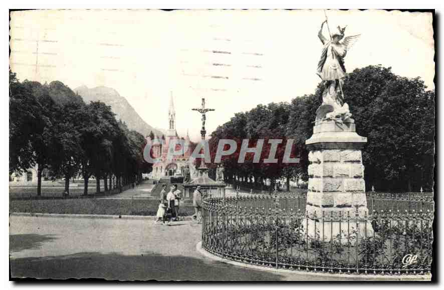 CPA Lourdes Saint Michel la Basilique et l'Esplanade 