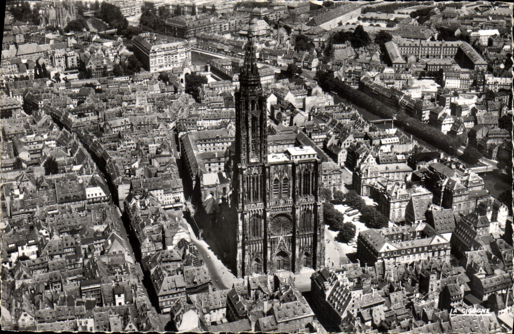 CPA En avion sur Strasbourg Bas Rhin La Catehdrale 