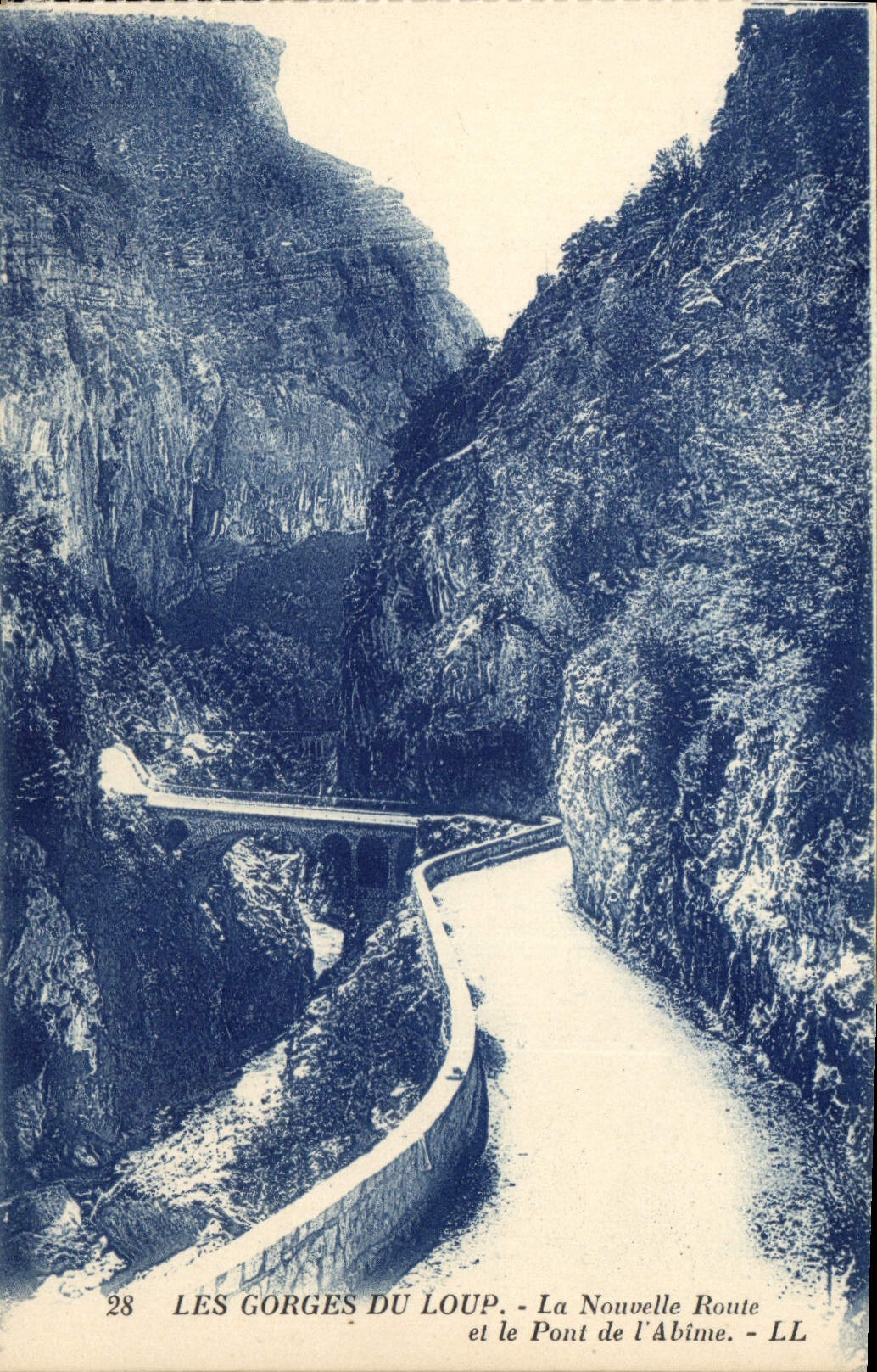 CPA Les Gorges du Loup La Nouvelle Route et le Pont de l'Abime 