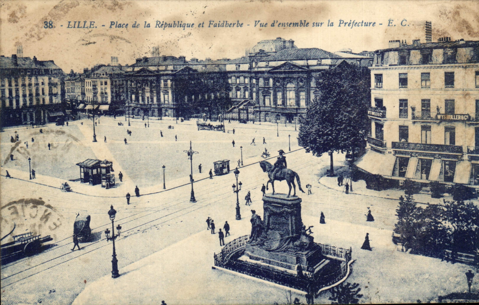CPA Lille Place de la Republique et Faidherbe vue d'ensemble sur la Prefecture 