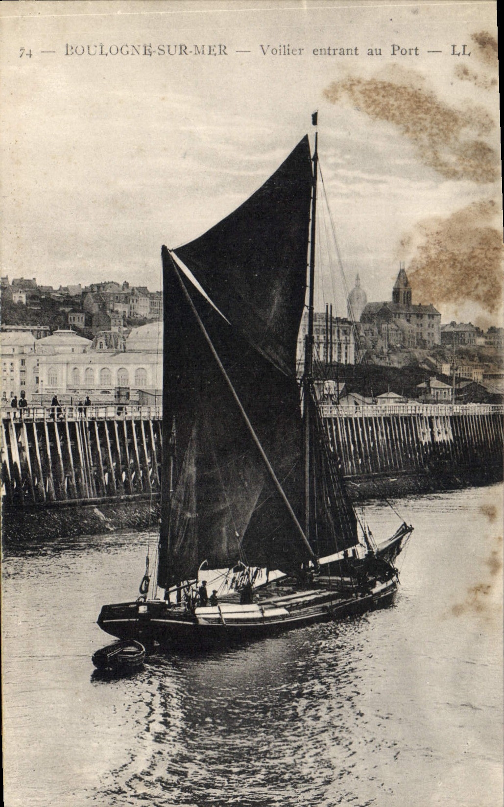 Boulogne-sur-Mer — Imbarcazione a vela entrante in porto — LL