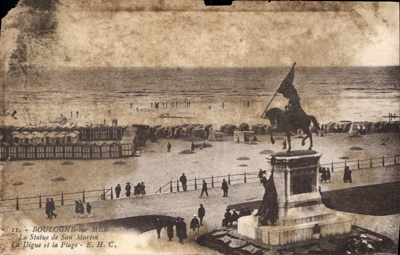 CPA Boulogne sur Mer la statue de Saint Martin la Digue et la Plage 