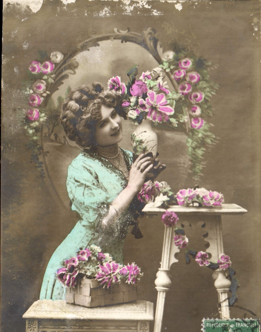 Femme en robe bleue avec bouquet de fleurs — République Française — éditeur inconnu