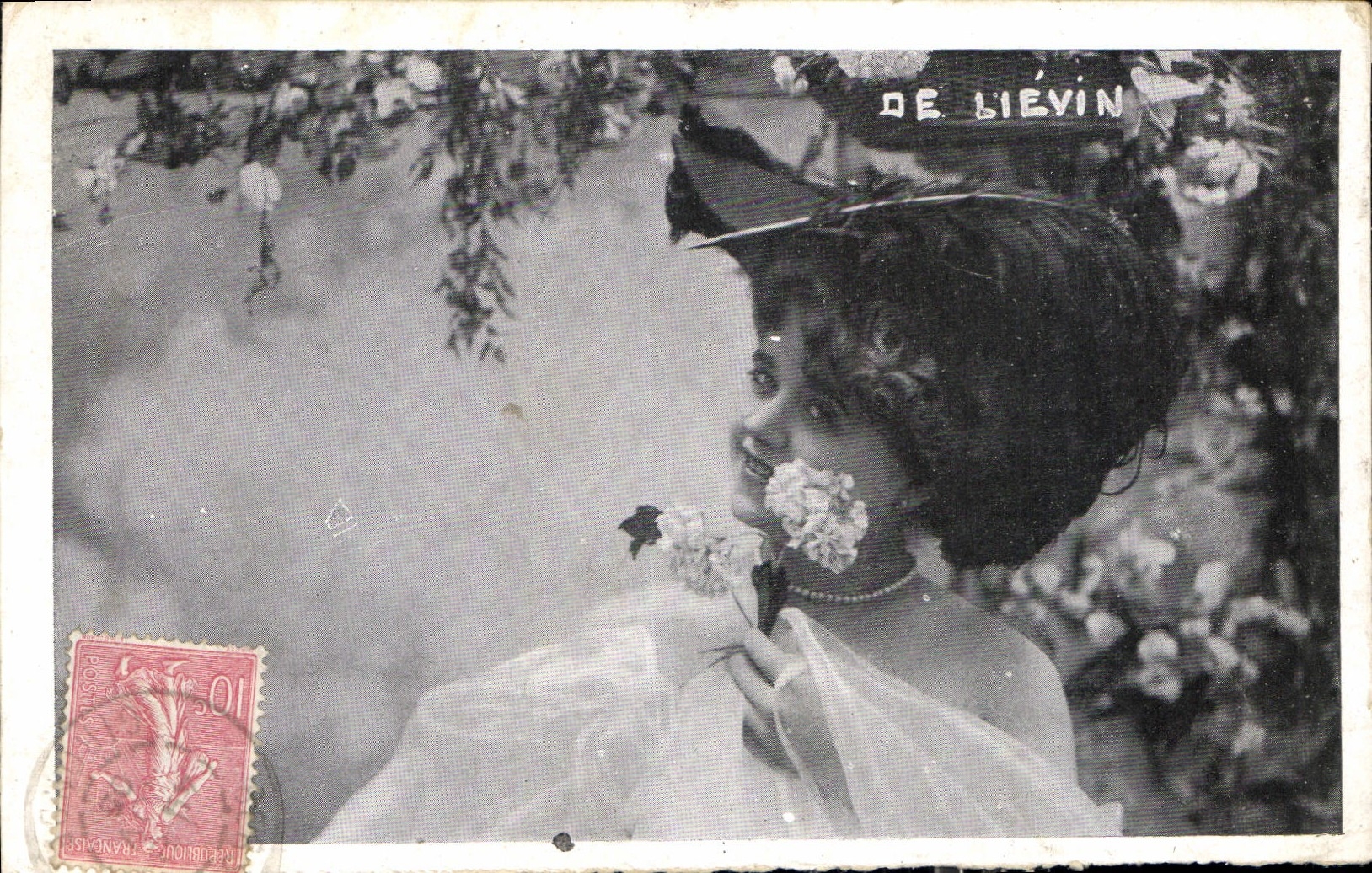 Femme en robe blanche et chapeau — De Liévin — éditeur De Liévin