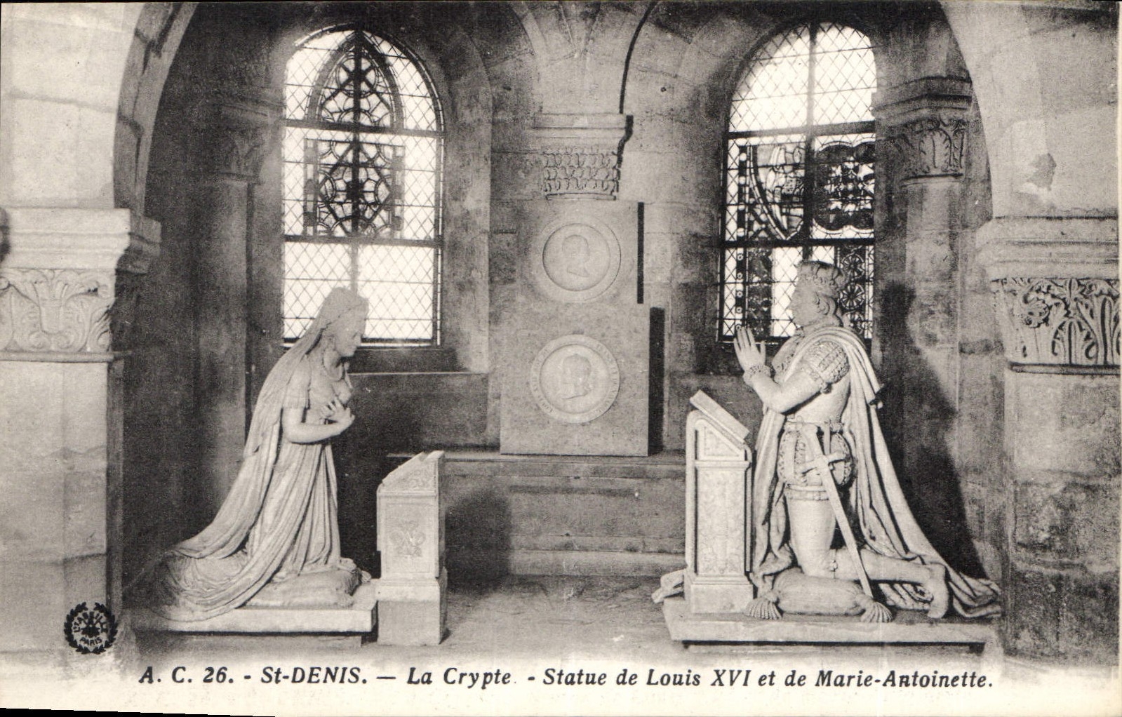 St-Denis — La Crypte — Statue de Louis XVI et de Marie-Antoinette