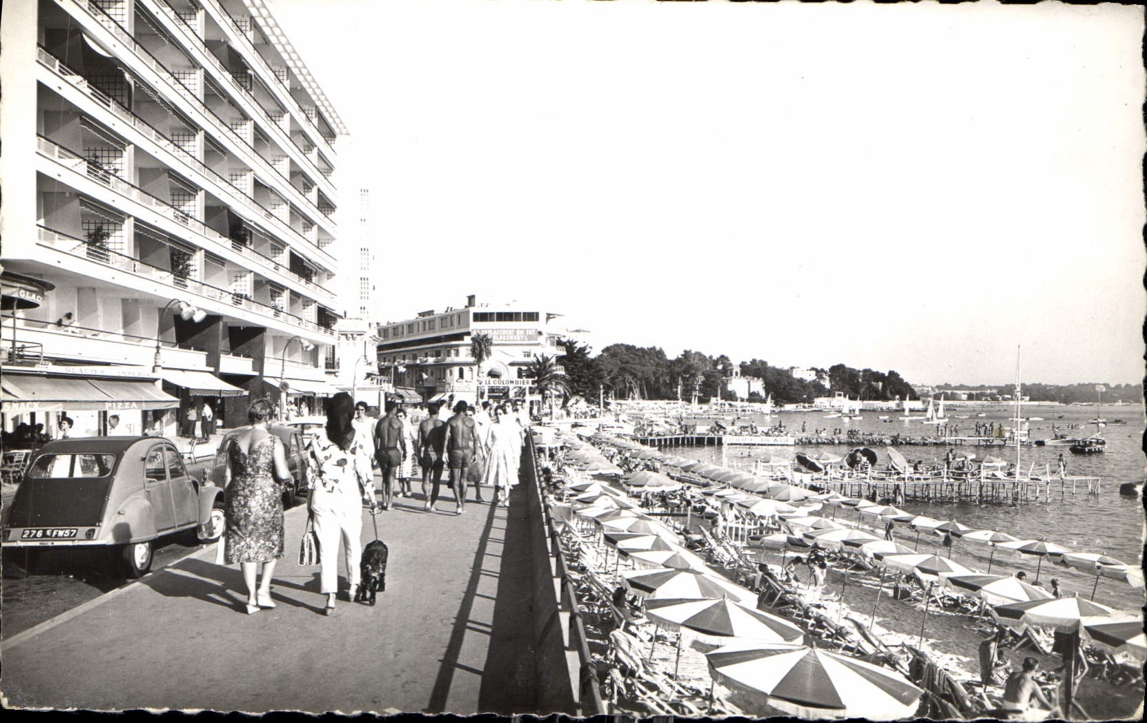 Juan-les-Pins — La plage et la promenade — Editions S.E.P.T. Répr. Interdite