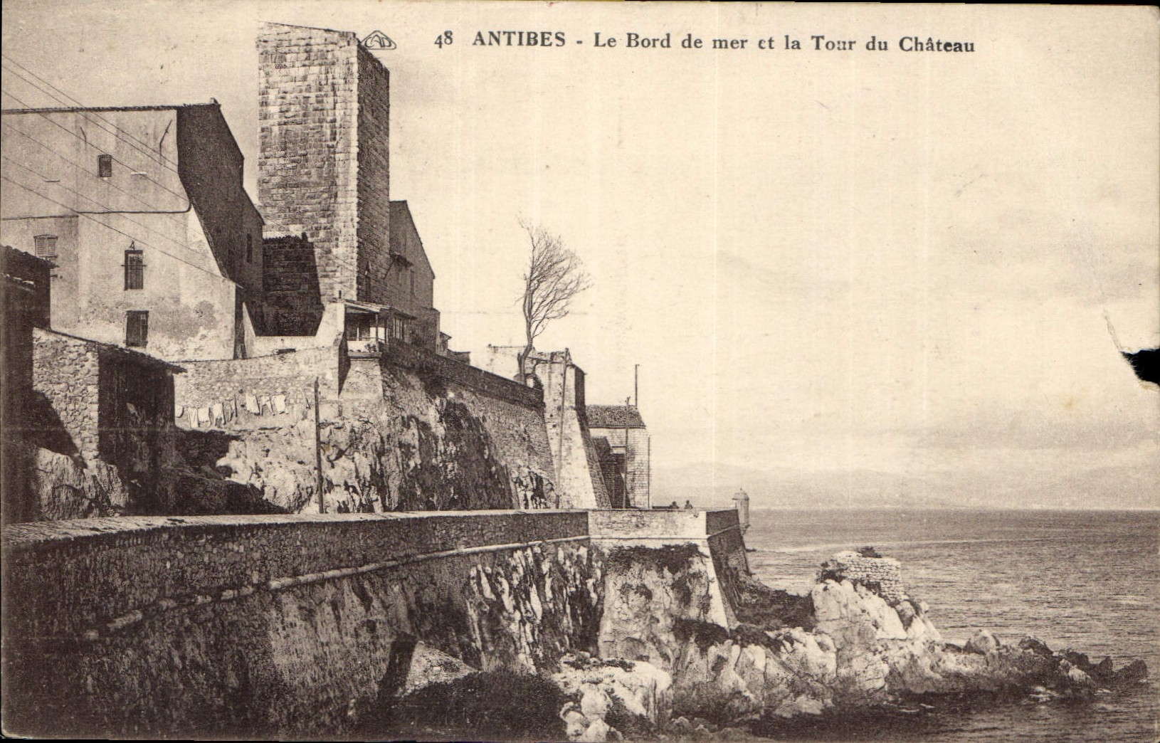 Antibes - Le Bord de mer et la Tour du Château — éditeur inconnu, n° 48