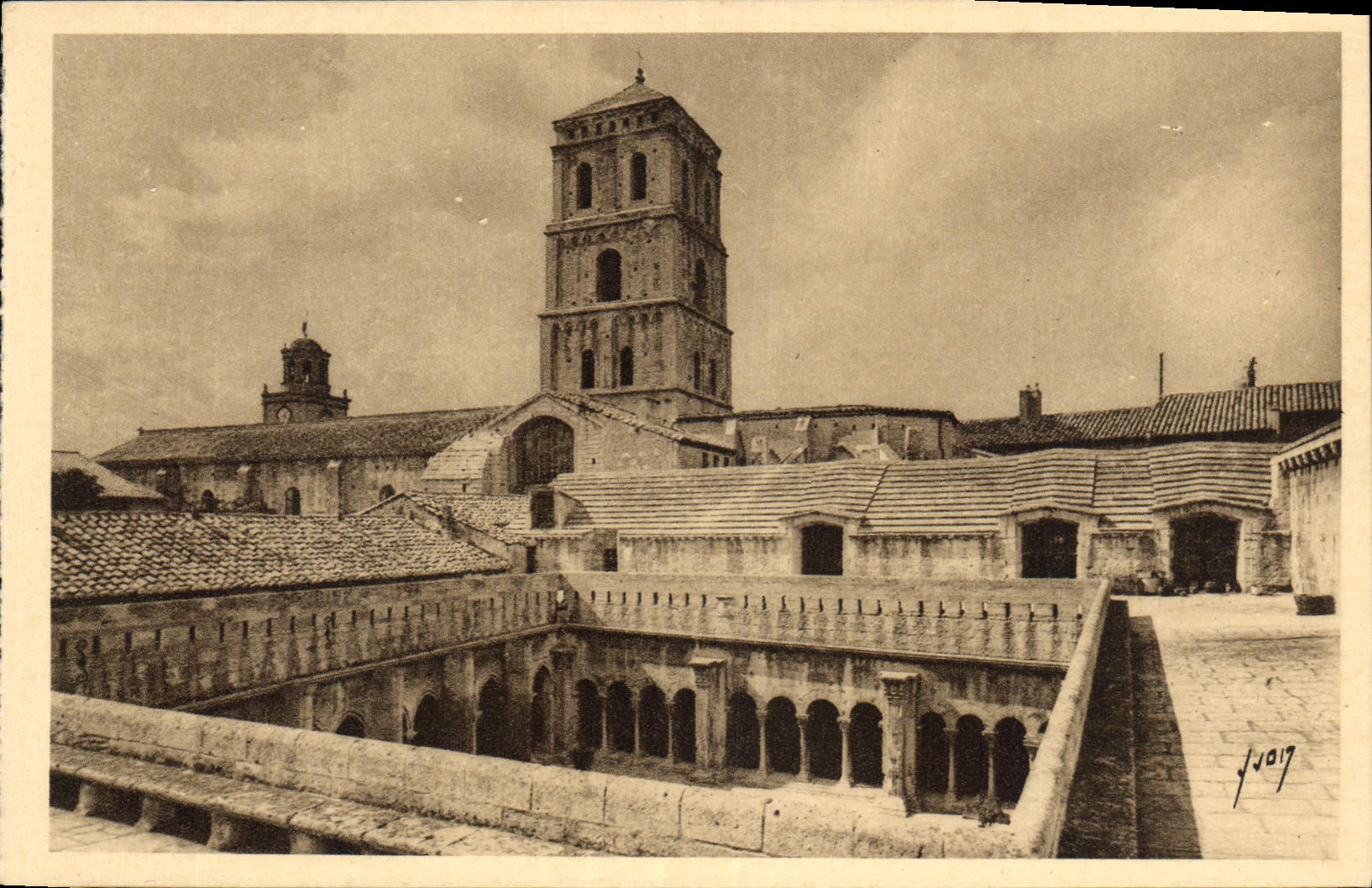 CPA Arles Bouches du Rhone Cloitre de St Trophime et Clocher de la Cathedrale 