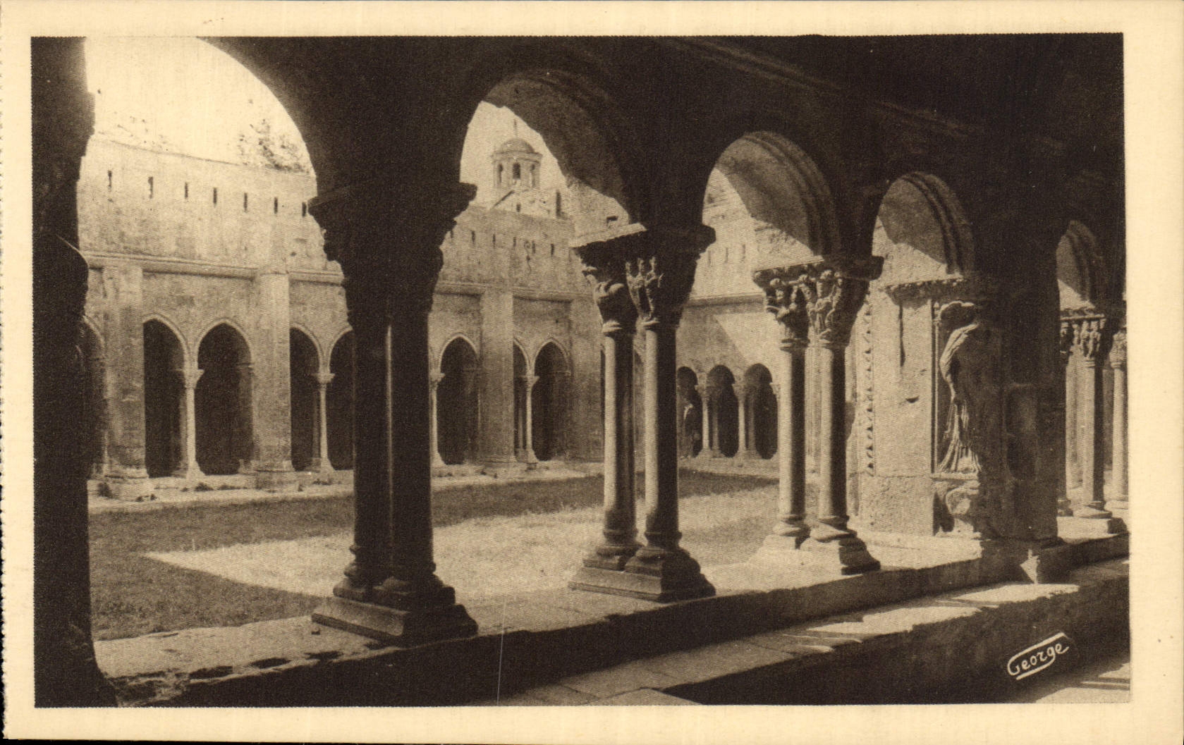 Cour du Cloître Saint-Trophime und Glockenturm des Bronze-Mannes — Arles-sur-Rhône — Verlag J. GONON