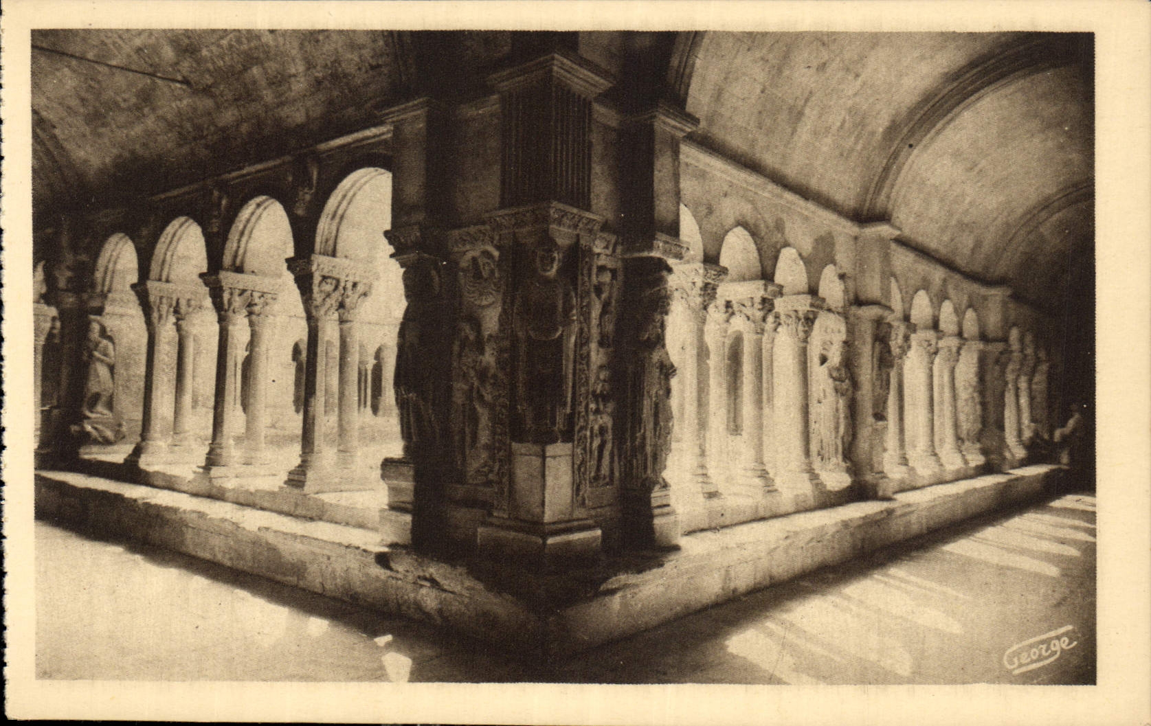 CPA Arles Cloitre St Trophime les Galeries XII siecle 