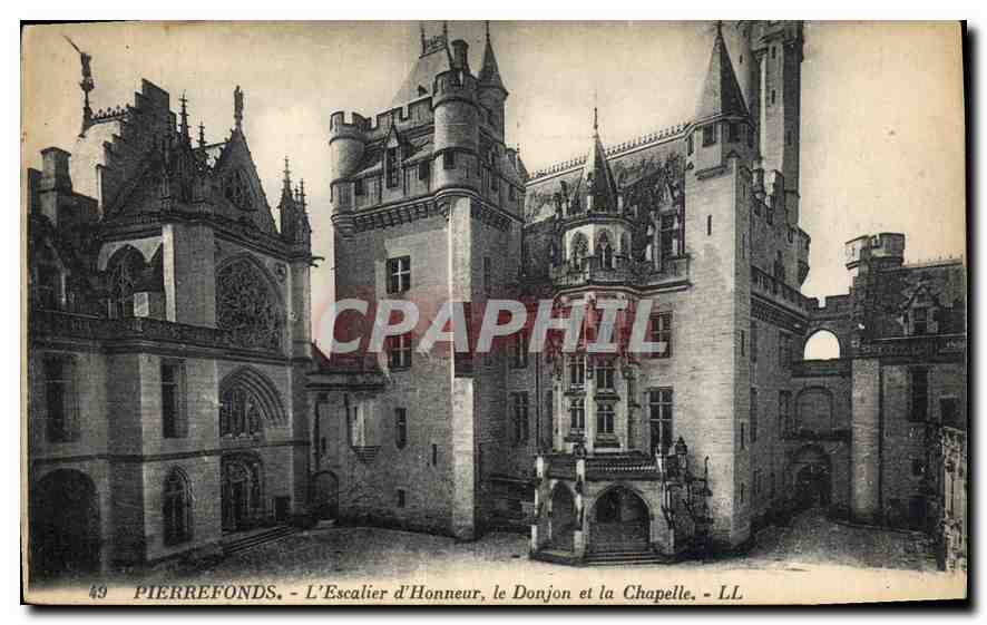 CPA Pierrefonds L'Escalier d'Honneur le Donjon et la Chapelle 