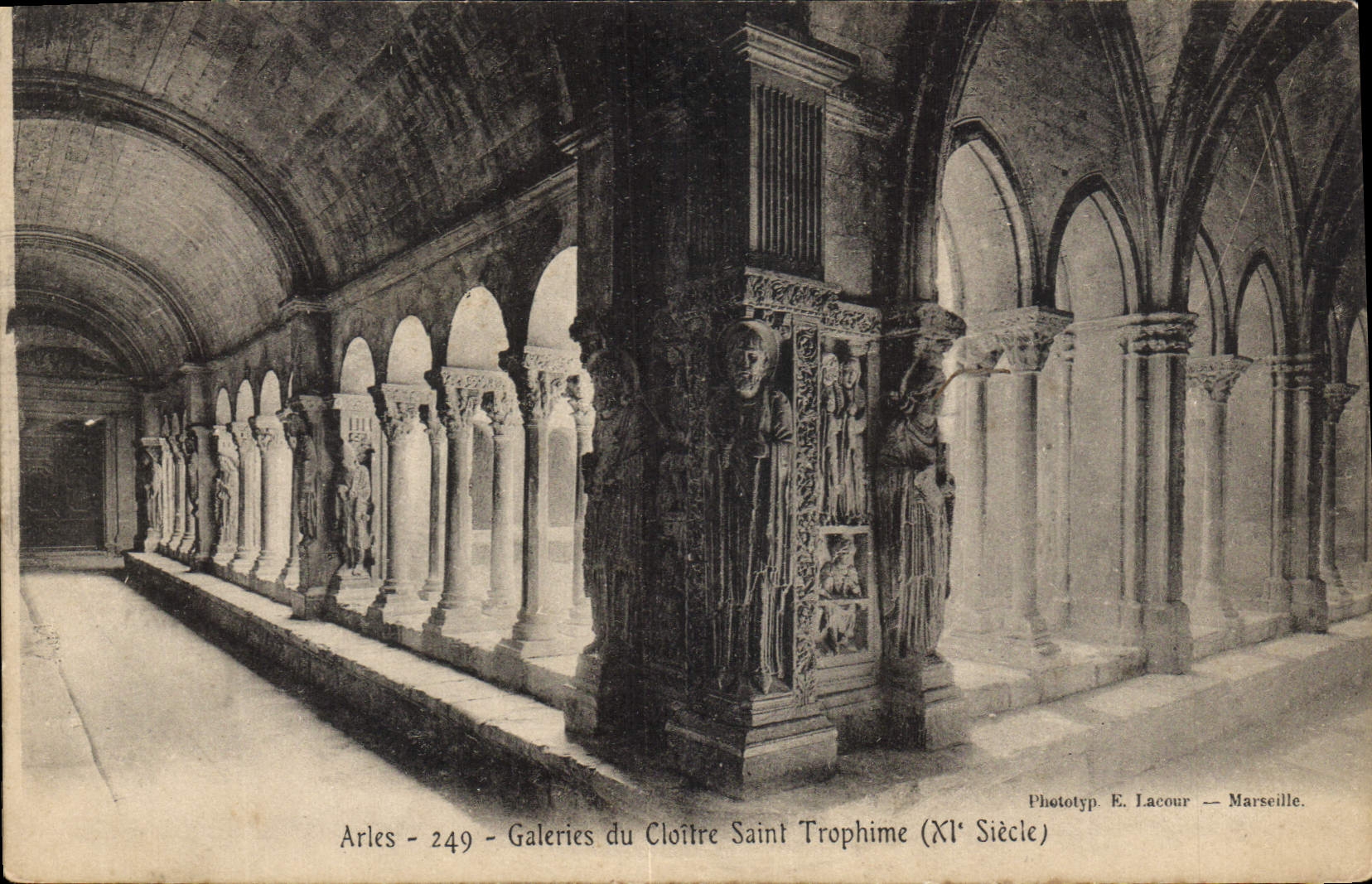 Arles - Galeries du Cloître Saint Trophime (XIe Siècle) — Phototyp. E. Lacour — Marseille, n° 249