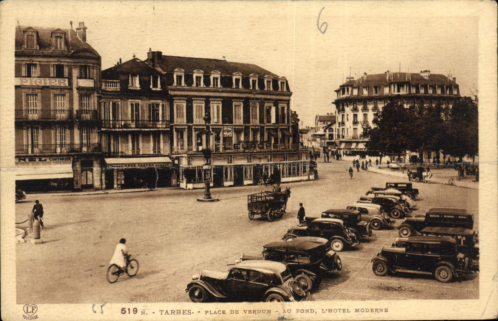 Antike Ansichtskarte Tarbes Platz von Verdun im Hintergrund das moderne Hotel