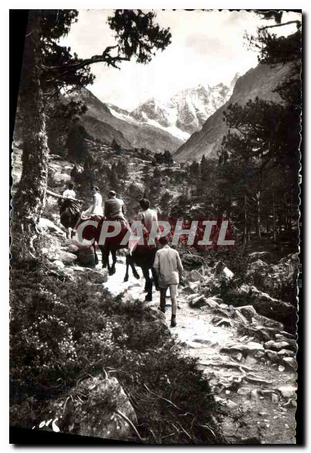 Groupe de cavaliers et marcheurs dans les Pyrénées — Cauterets (H.P.) — Éditions Françaises de Pèlerinages