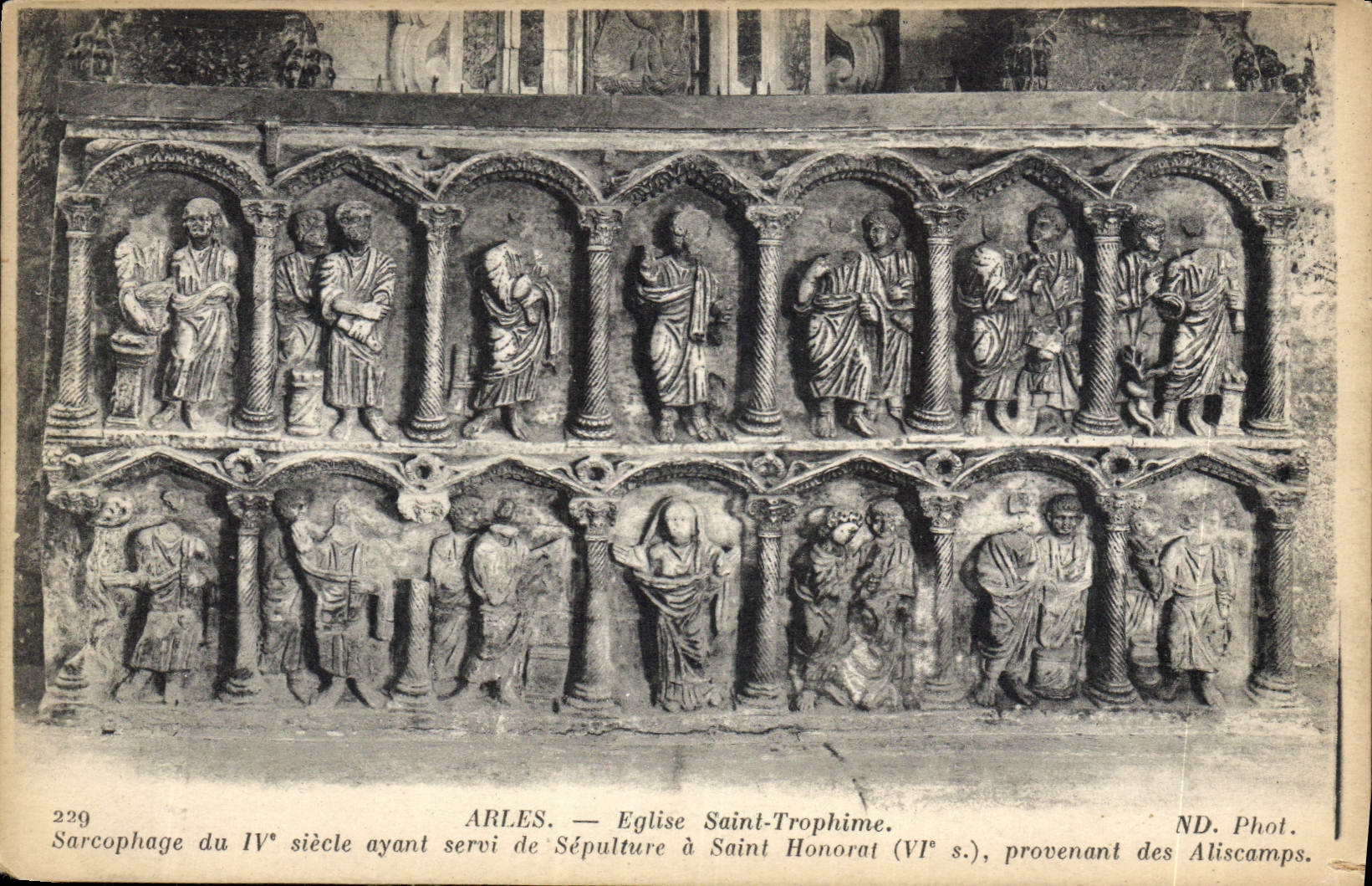 Arles — Église Saint-Trophime — Sarcophage du IVe siècle servant de sépulture à Saint Honorat (VIe s.)