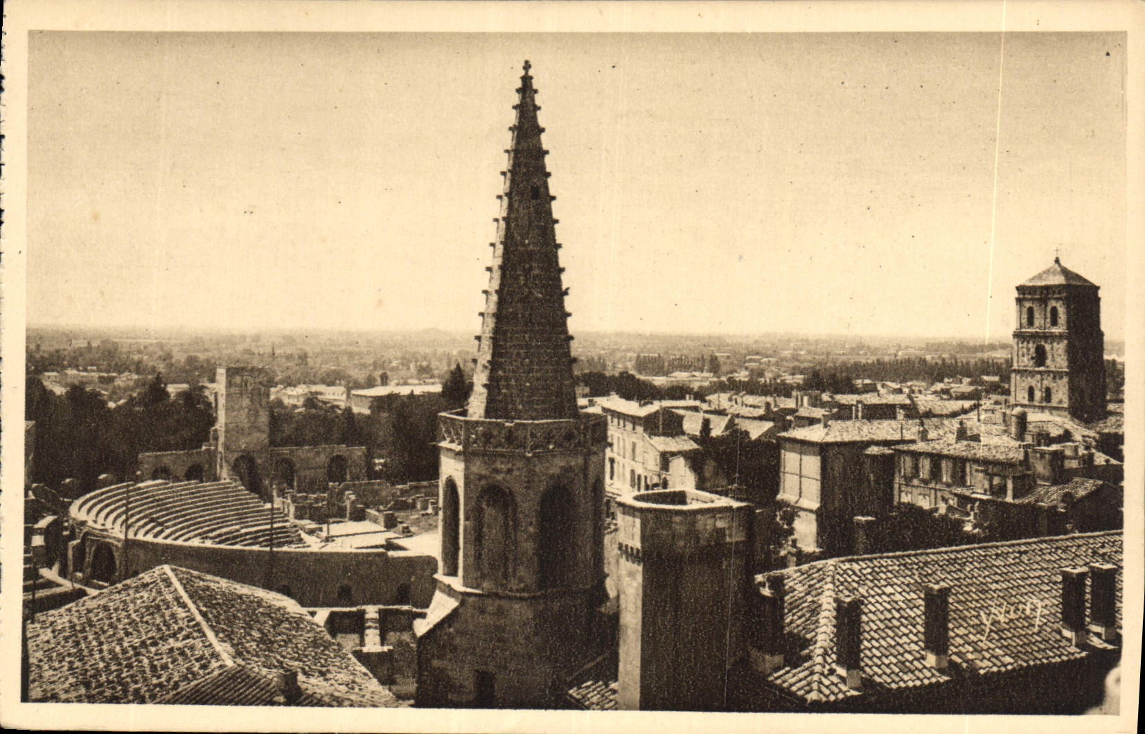 Arles (Bouches-du-Rhône) — Panorama - Théâtre Antique — Éditions d'Art Yvot, Paris