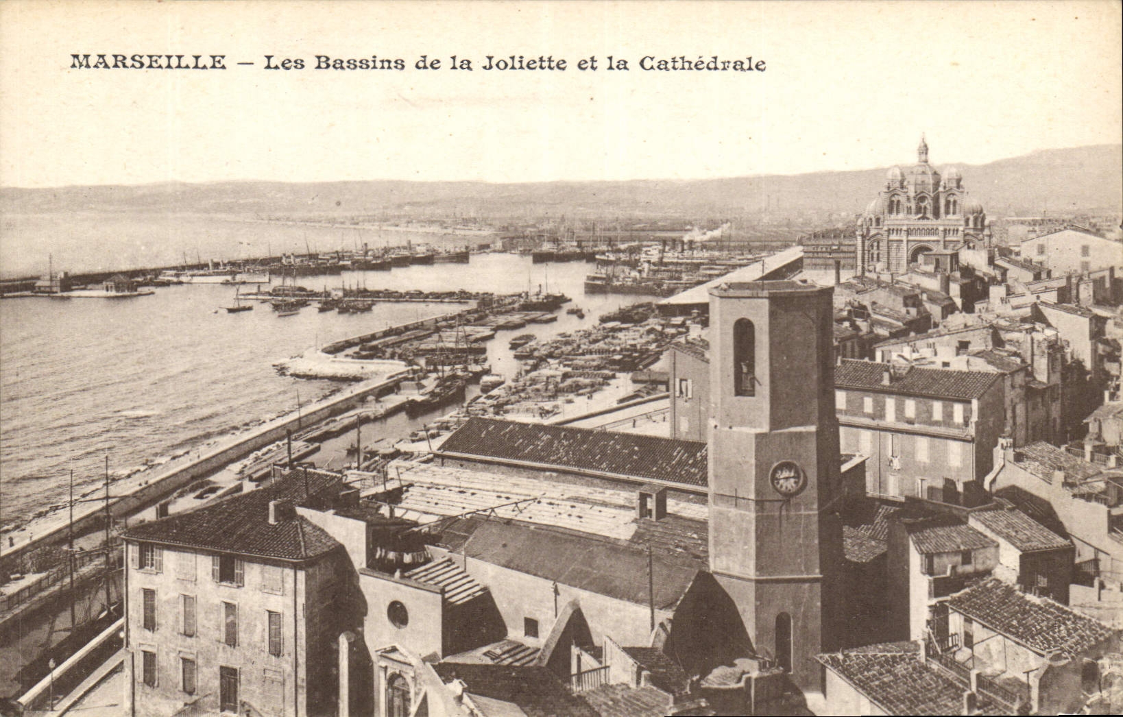CPA Marseille Les Bassins de la Joliette et la Corniche 