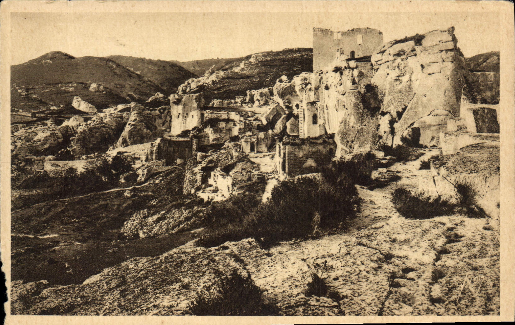 Les Baux (Bouches-du-Rhône) — Ensemble des Ruines de l'Ancien Hôpital Saint-Blaise et du Château des Baux — Éditions d'Art Yvon, Paris