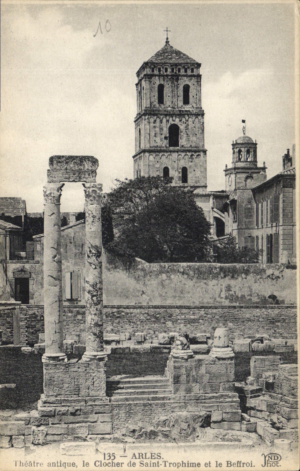 Théâtre antique, le Clocher de Saint-Trophime et le Beffroi — Arles — ND Jhot.