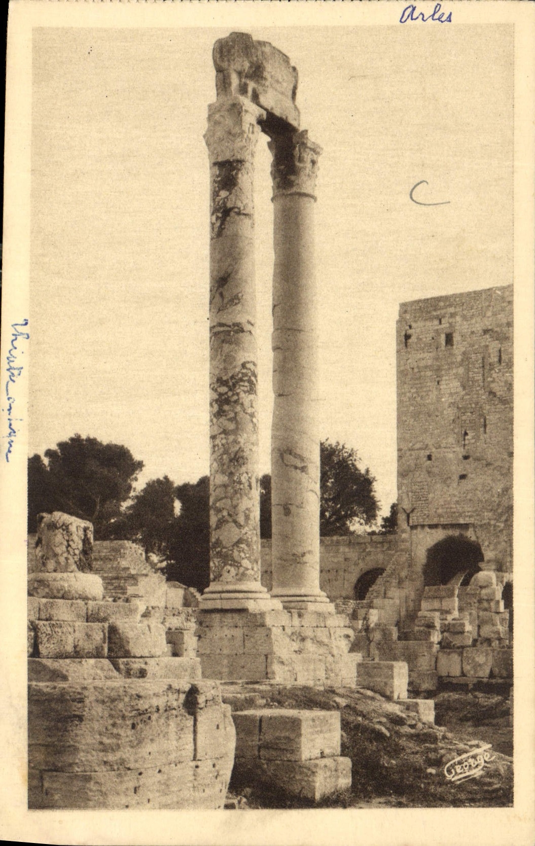 Arles - Théâtre antique — Colonnes corinthiennes et Tour de Roland — Éditeur J. CROUCE, Arles, n° 532