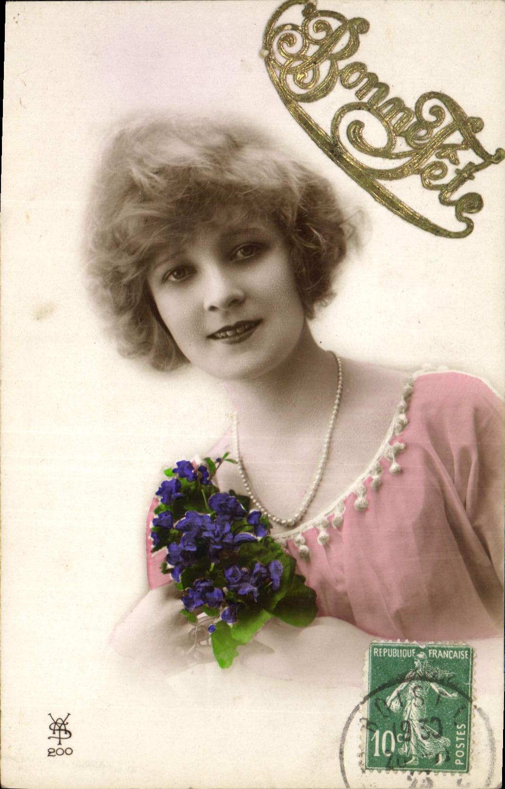 Jeune femme en robe rose — Bonne fête — éditeur YS 200