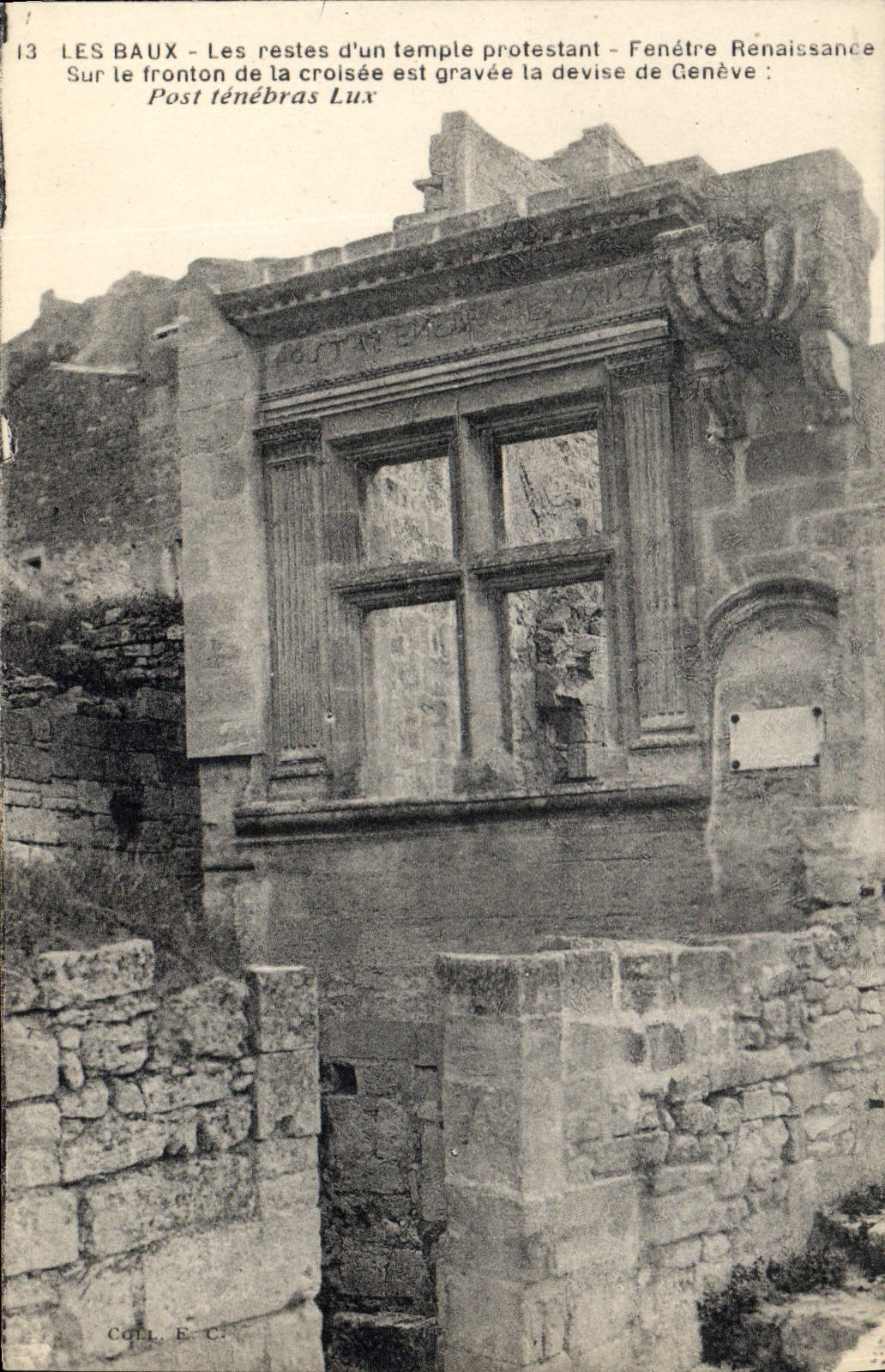 Les Baux - Les restes d'un temple protestant - Fenêtre Renaissance