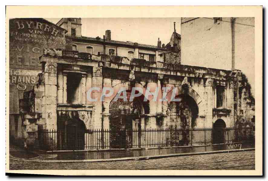 CPA La Douce France Nimes Gard la porte d'Auguste Byrrh