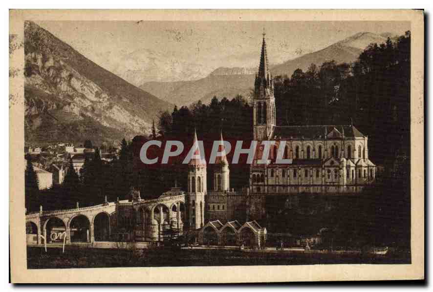 CPA Lourdes la Basilique et les Montagnes 