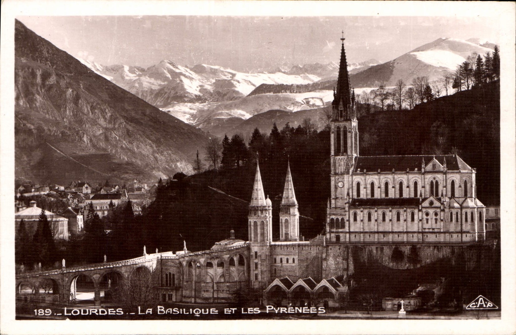 Lourdes — La Basilique et les Pyrénées — C.A.B. n°189