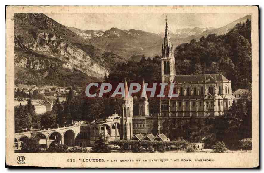 CPA Lourdes les rampes et la Basilique au fond l'Arbiden 