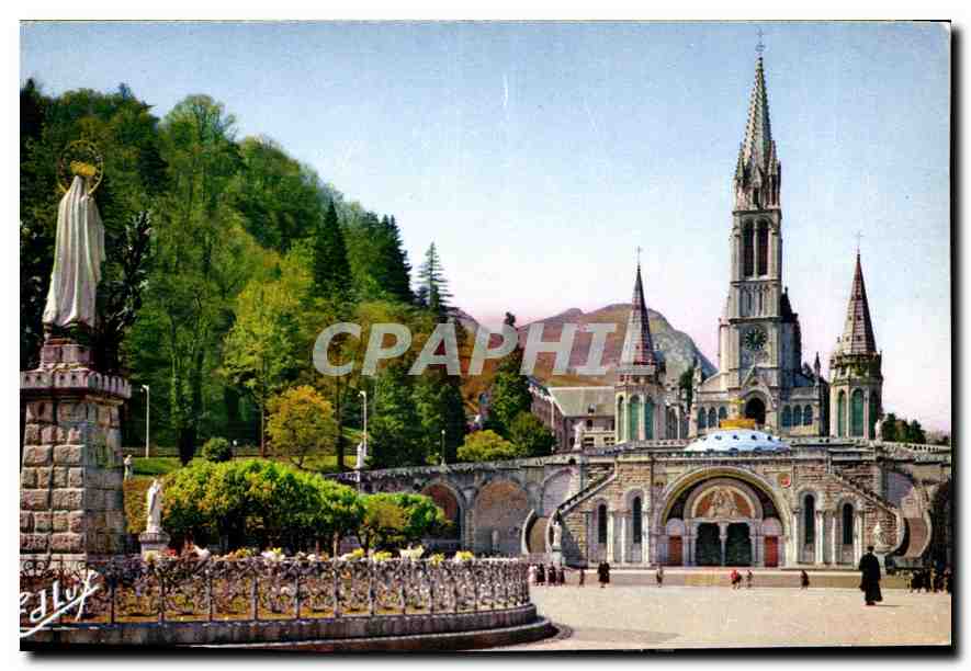 CPA Lourdes La Basilique et la Vierge Couronnee 