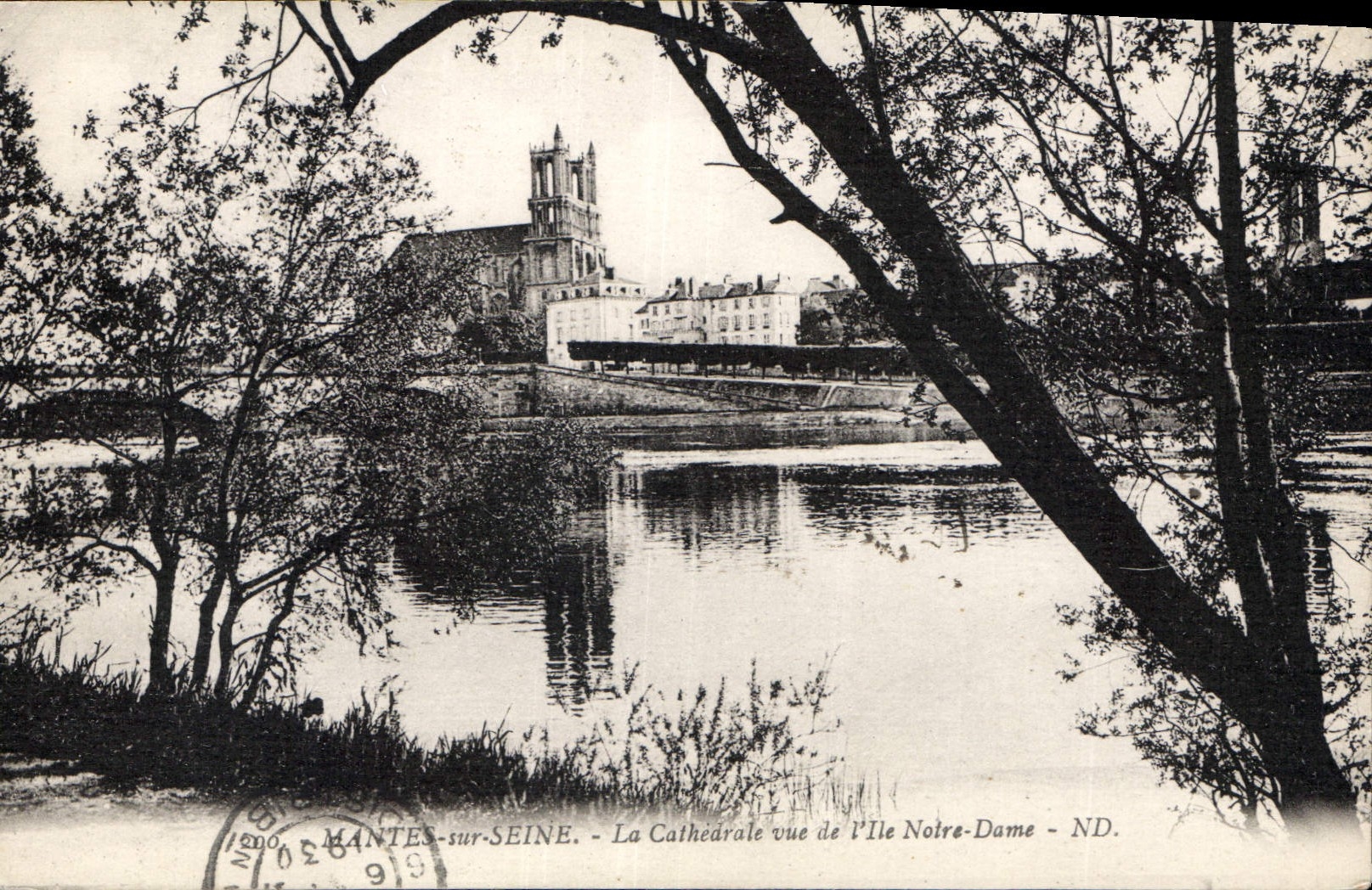 Mantes-sur-Seine — La Cathédrale vue de l'Île Notre-Dame — ND. — Éditeur ND.
