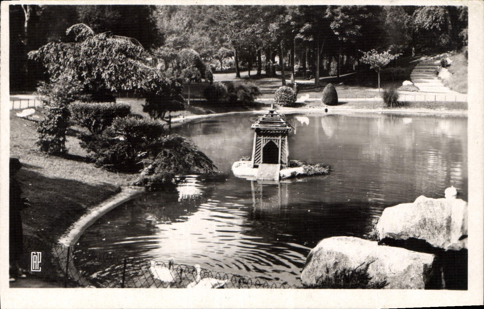 Jardin de la Rhoncelle — Vue du lac avec kiosque — éditeur C.A.P. Paris, n° (44)