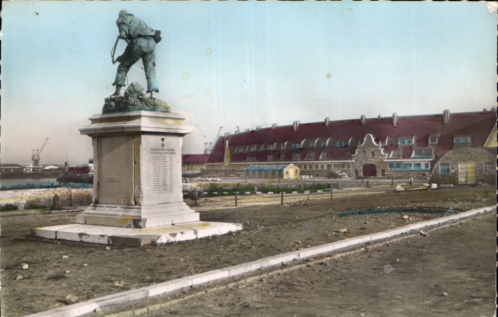 CPA Calais Monument aux Sauveteurs et la Cite des Pecheurs 
