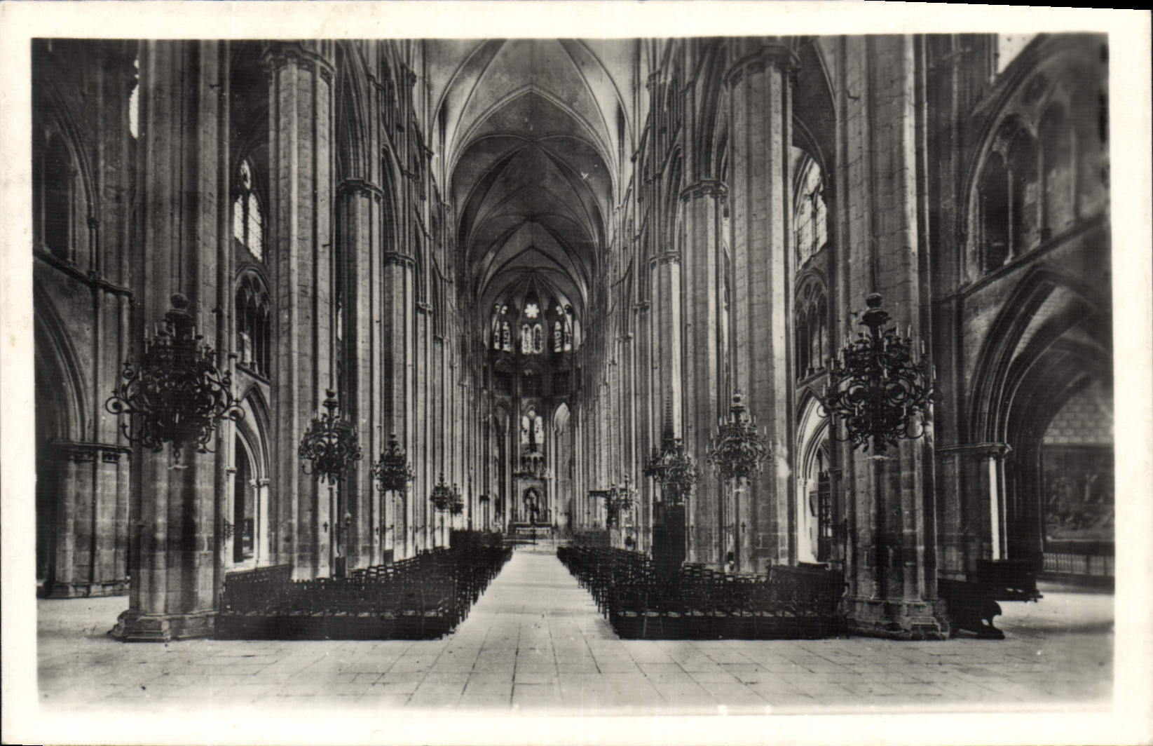 CPA Bourges Cher Interieur de la Cathedrale la grande Nef 