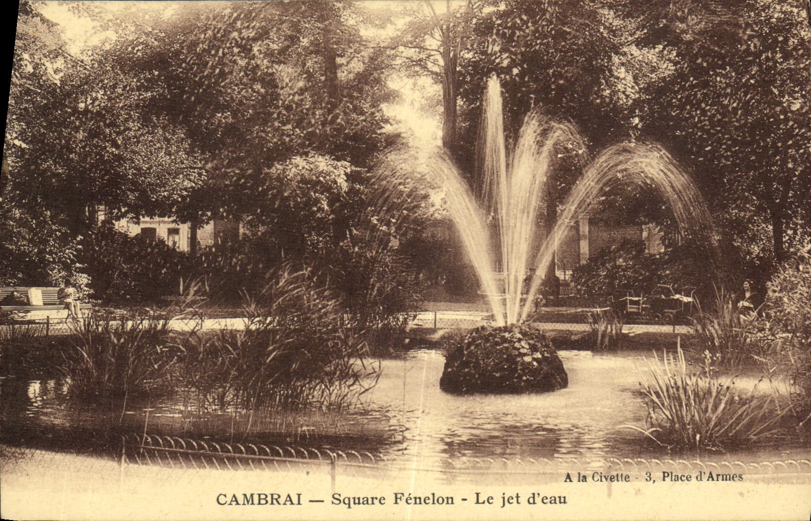 CPA Cambrai Square Fenclon Le jet d'eau 