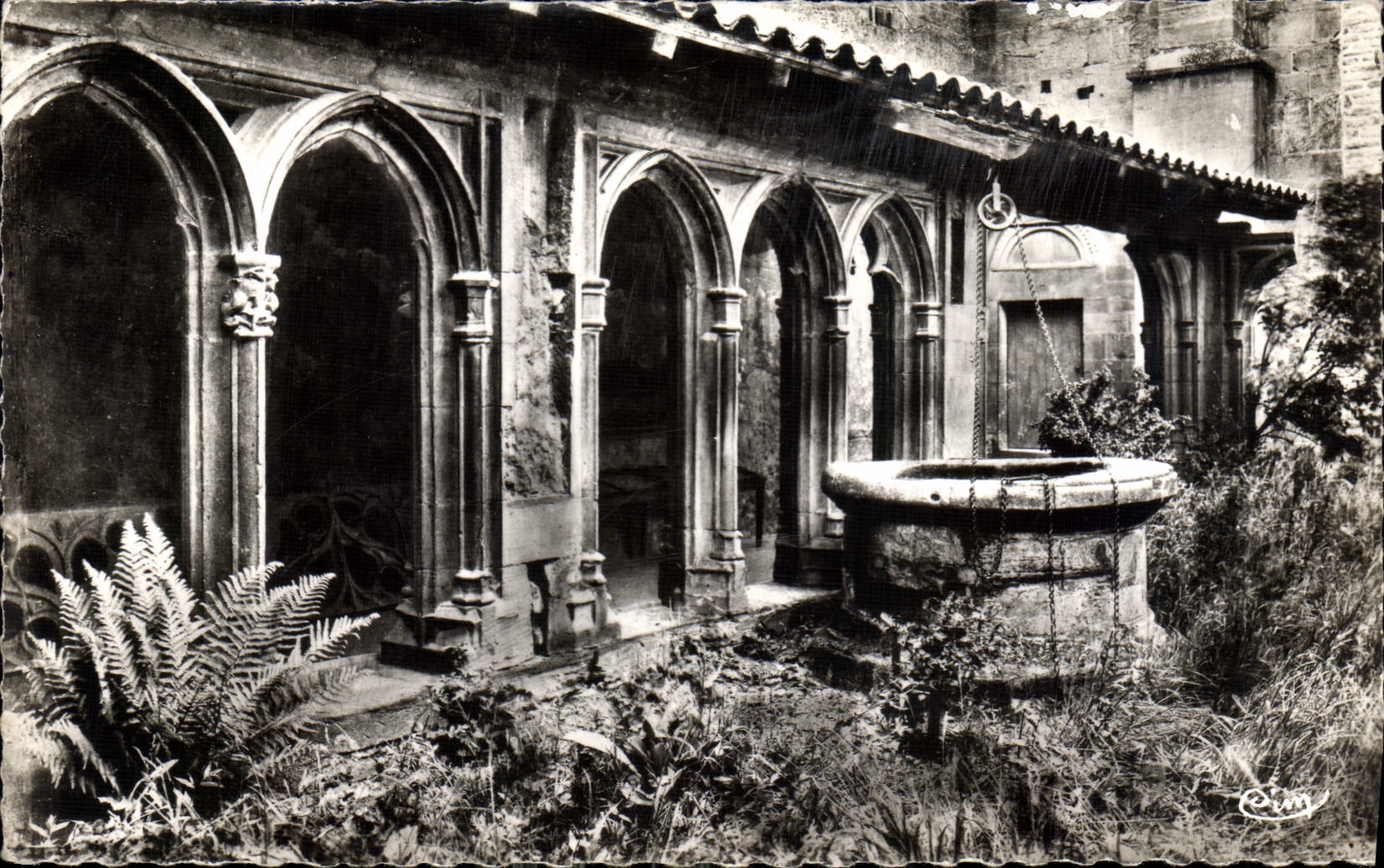 CPA Charlieu Loire Abbaye Benedictine Cloitre du XV siecle et sons Puits 