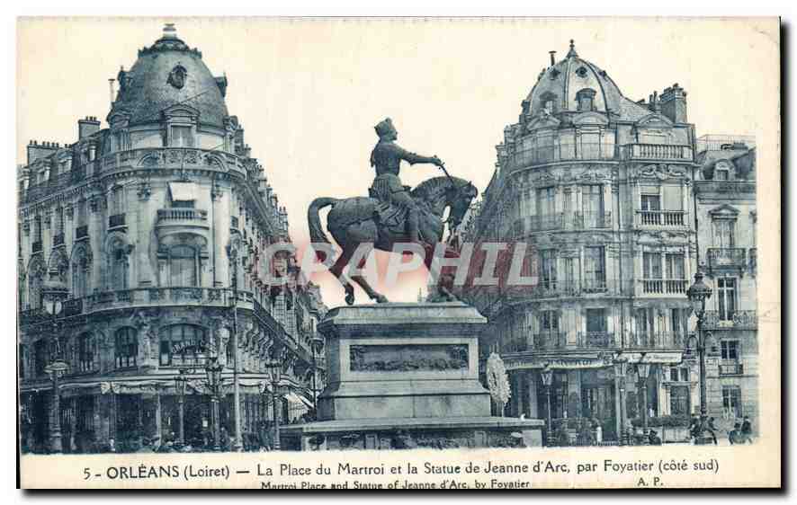 CPA Orleans Loiret La Place du Martroi et la Statue de Jeanne d'Arc par Foyatier cote sud 