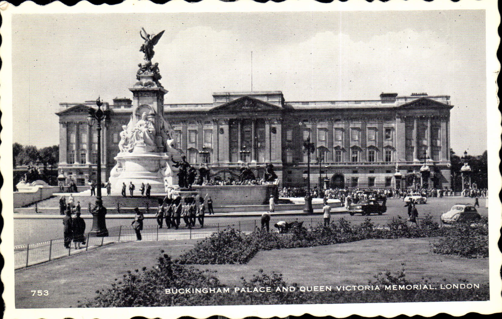 CPA Buckingham palace and queen Victoria memorial London 