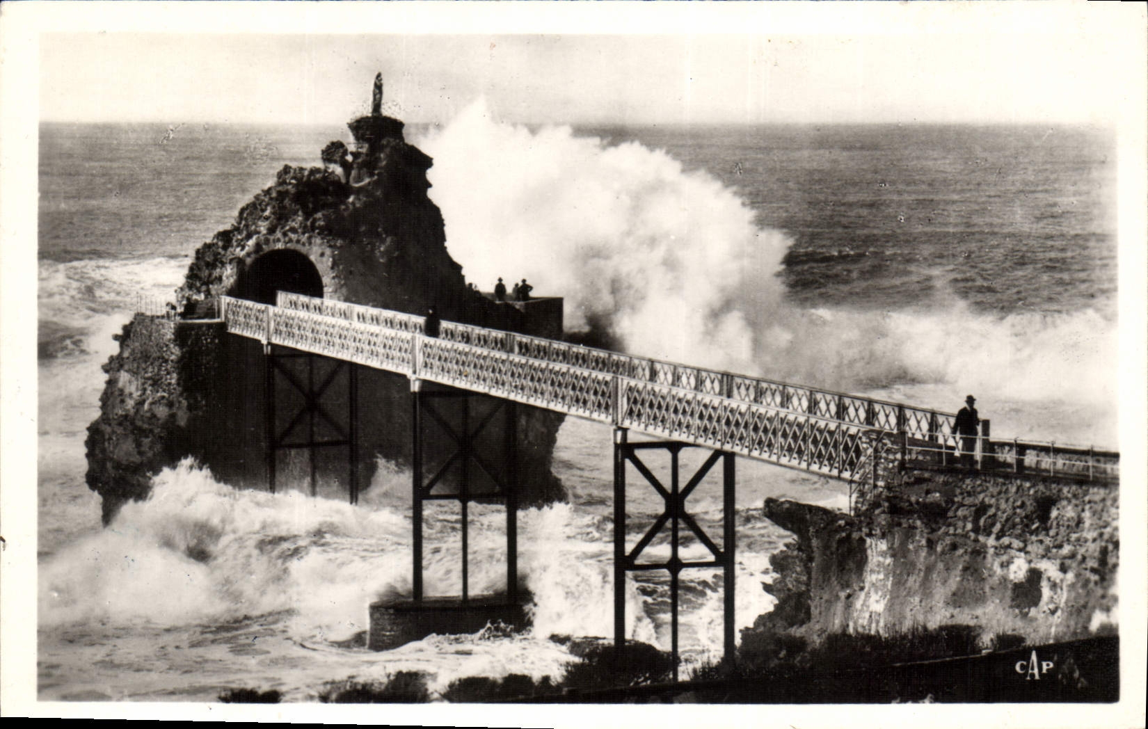 La tempête au Rocher de la Vierge — Biarritz — éditeur CAP, n°33