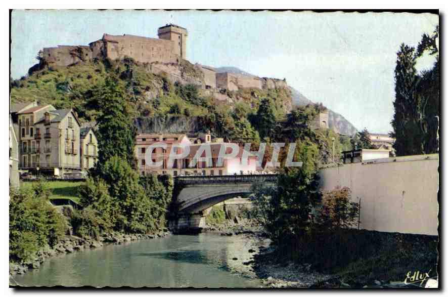 CPA Lourdes Le Chateau Fort et le Gave 