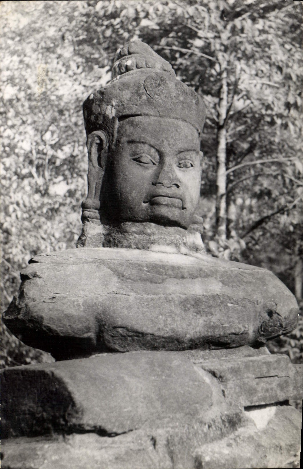 CPA Angkor Thom Un beaut de la chaussee des beauts 
